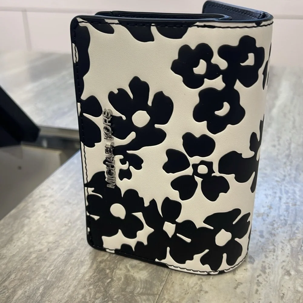 Michael Kors Jet Set Medium Floral Print Bi-Fold Wallet
Black 
NWT - Picture 13 of 16